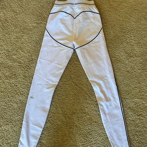 ALO Yoga Set - Airbrush High-Waist Heart Throb Legging & Sports Bra - Picture 9 of 13